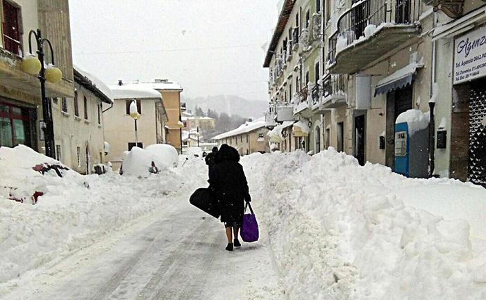 Záchrané práce komplikuje v Itálii sníh a mráz.