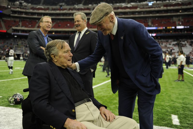 Bývalý americký prezident George H. W. Bush (na kolečkovém křesle).