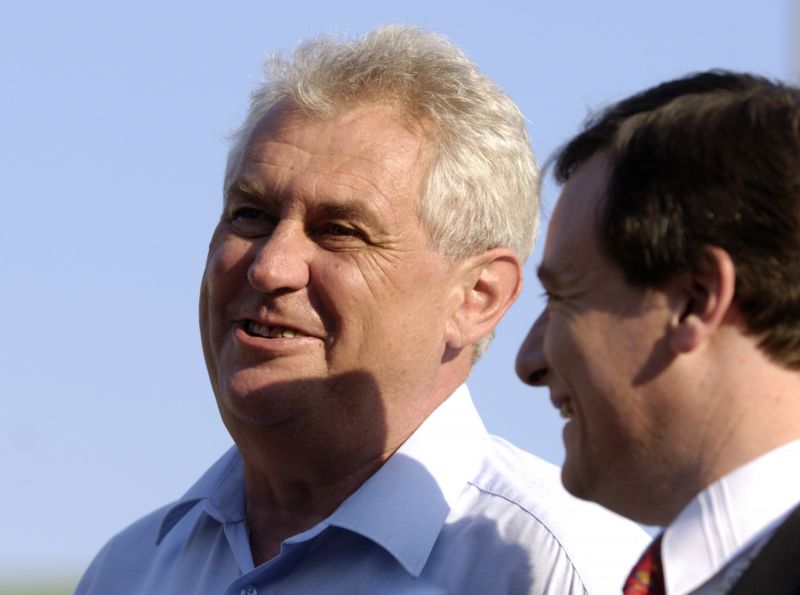 Miloš Zeman (vlevo) a David Rath na volebním mítinku ČSSD v roce 2006.