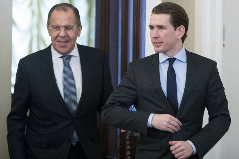 Rakouský ministr zahraničí Sebastian Kurz (vpravo).