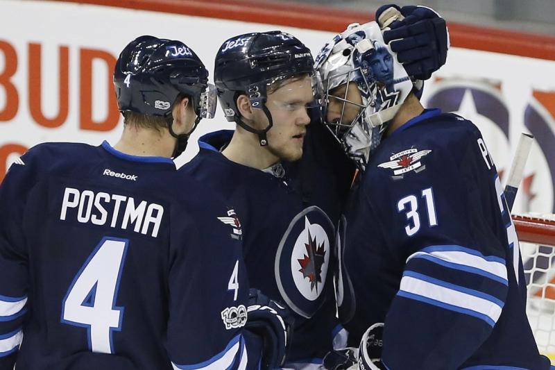Hokejový brankář Ondřej Pavelec dovedl Winnipeg ve svém prvním startu v probíhající sezoně NHL třiceti zákroky k výhře 6:3 nad Arizonou a byl vyhlášen druhou hvězdou zápasu. 
