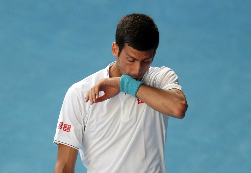 Obhájce titulu a šestinásobný vítěz Srb Novak Djokovič skončil na Australian Open senzačně už ve druhém kole. 