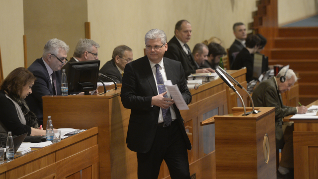 Ministr zdravotnictví Miloslav Ludvík (uprostřed).