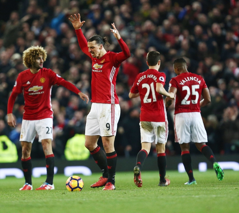 Manchester United se díky rekordním tržbám 689 milionů eur (asi 18,6 miliard korun) v ročníku 2015/2016 stal nejbohatším fotbalovým klubem. 