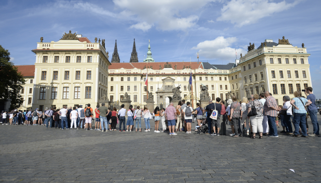 Loni se v Česku ubytovalo přes osm milionů zahraničních turistů. Loni se v Česku ubytovalo přes osm milionů zahraničních turistů.