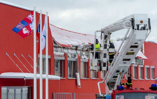 Střecha haly spadla v sobotu večer.