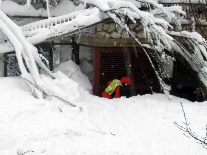 Hotel Rigopiano zasažený lavinou.