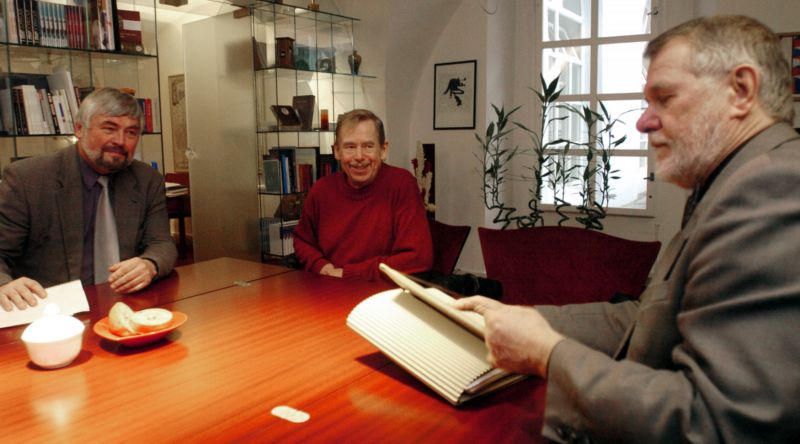 Petr Jirava (vlevo) ve společnosti Václava Havla a Jaromíra Štětiny.