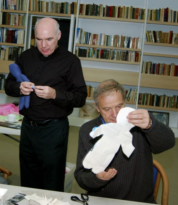 Český farář Antonín Kocurek (vlevo) s českým velvyslancem při OSN Martinem Paloušem na snímku z roku 2007.