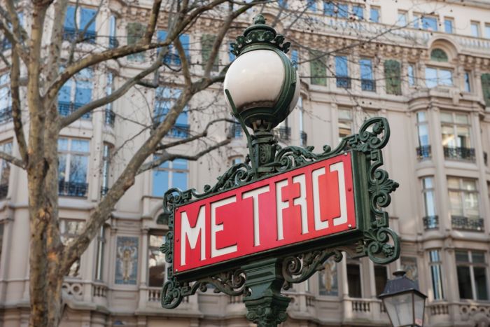 Útočník řádil v pařížském metru.