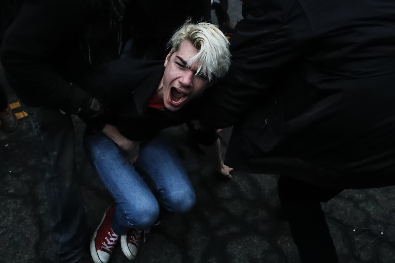 Zatýkání jednoho z Trumpových odpůrců. 
