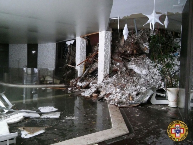 Zničený interiér hotelu Rigopiano.
