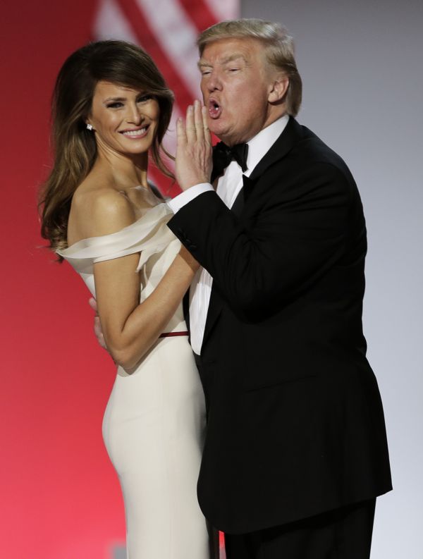 Na druhém z inauguračních plesů si Trump zatančil s manželkou Melanií.