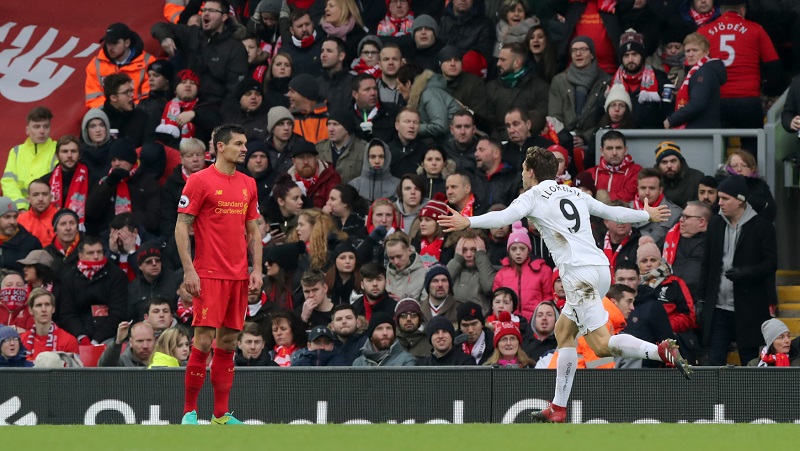 Španělský útočník Swansea Fernando Llorente slaví branku vstřelenou do sítě Liverpoolu.
