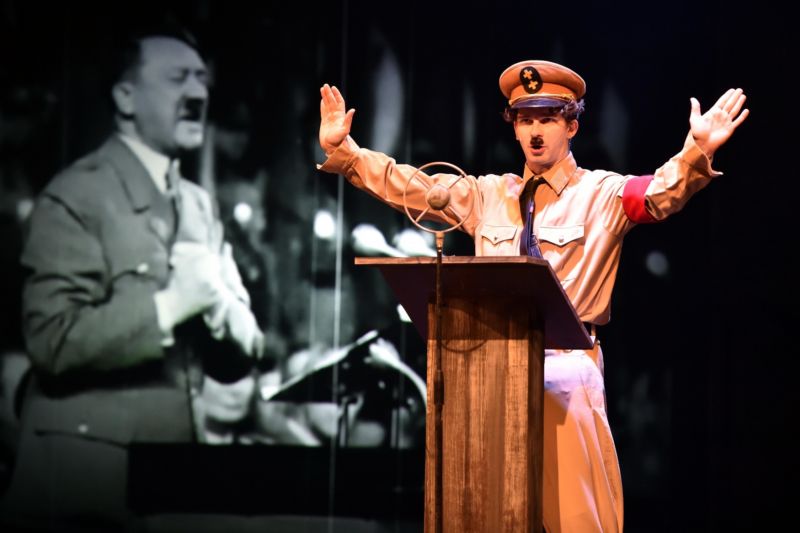 Z premiéry muzikálu Chaplin.