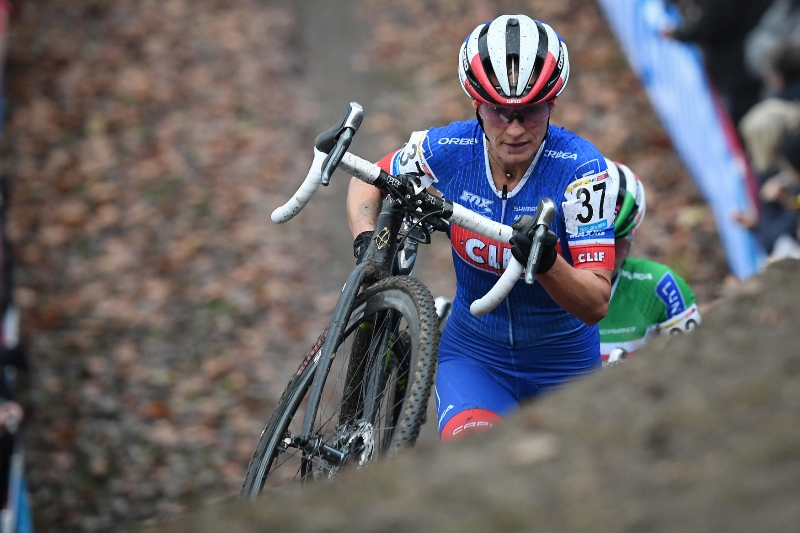Kateřina Nash při cyklokrosovém závodě.