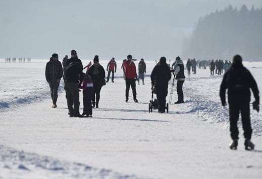 Správci poprvé oficiálně posvětili využívání ledové dráhy na hladině lipenské přehrady.