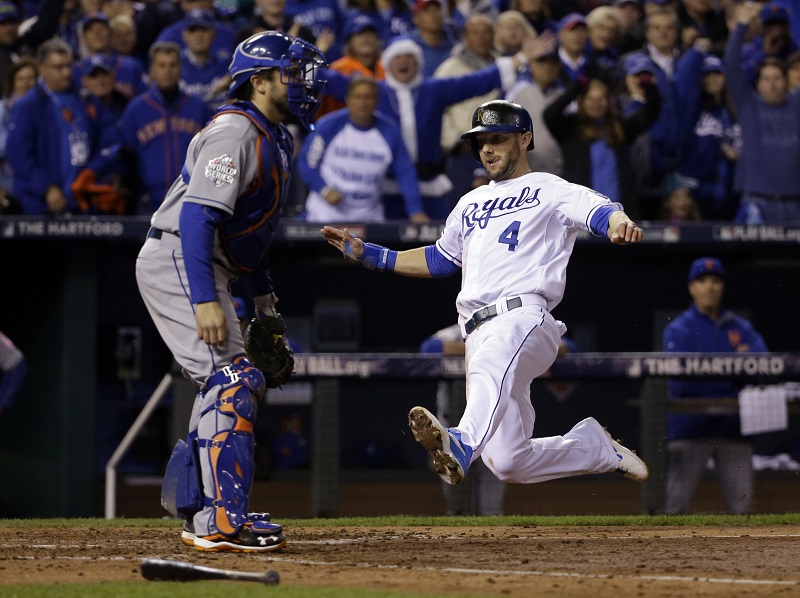 Jeden ze zesnulých baseballistů, Yordano Ventura vyhrál v roce 2015 titul v MLB s týmem Kansas City. Na obrázku jeho spoluhráč Alex Gordon (číslo 4).