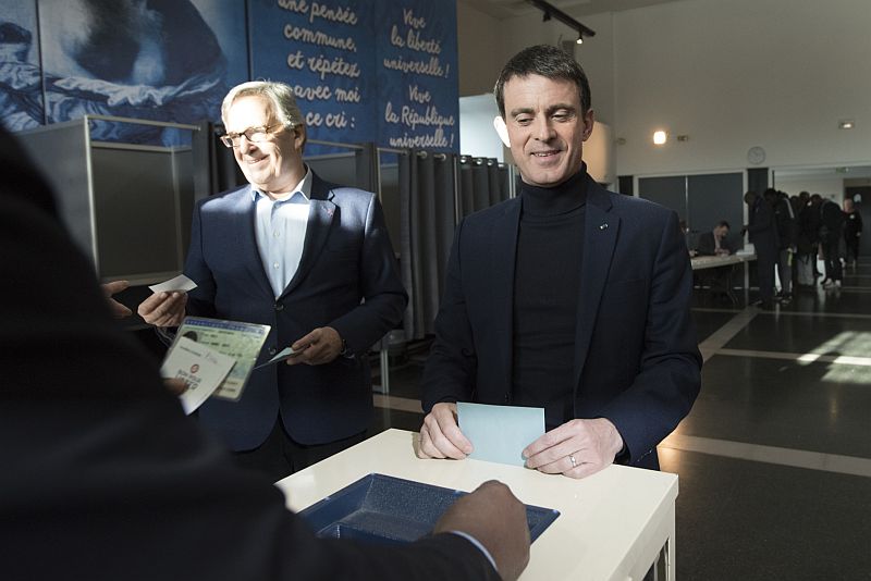 Bývalý francouzský premiér Manuel Valls (vpravo).