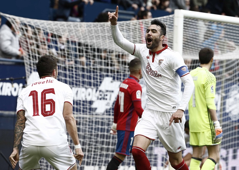 Fotbalisté Sevilly porazili Osasunu a za Realem Madrid jsou jen o bod. Záložník Sevilly Vicente Iborra (vpravo) se raduje ze vstřelené branky společně se svým spoluhráčem Stevanem Jovetičem.