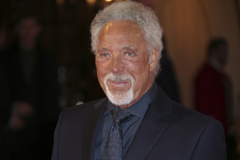 Sir Tom Jones přišel o manželku teprve vloni.