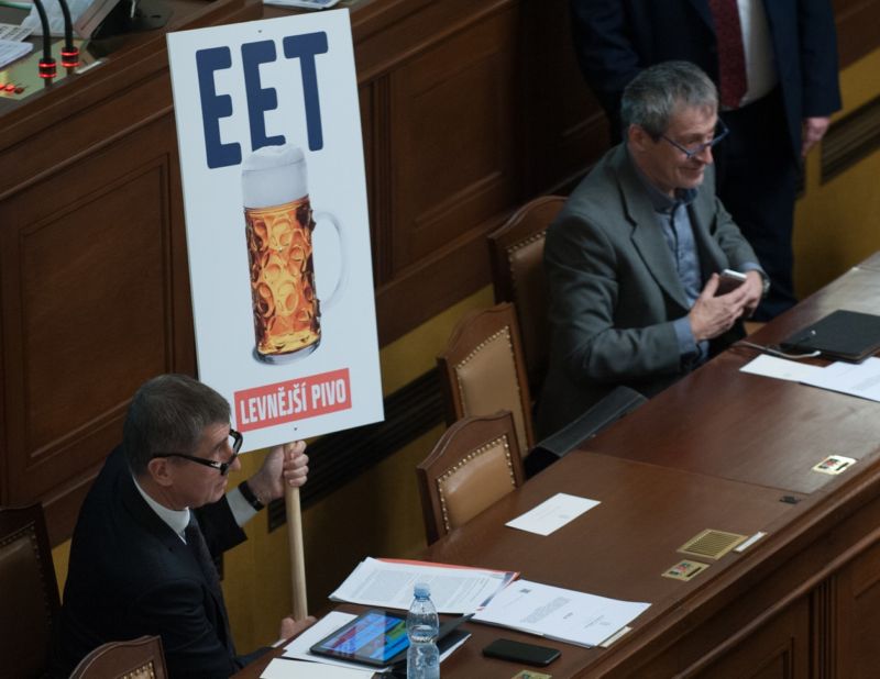 Andrej Babiš s cedulí.