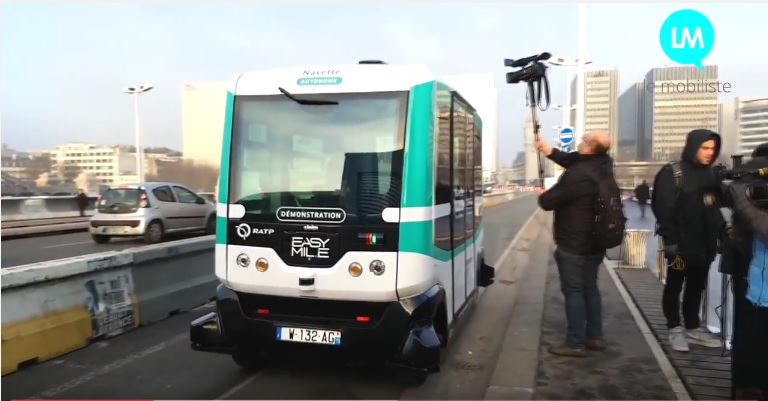 Paříž testuje elektrický minibus bez řidiče.