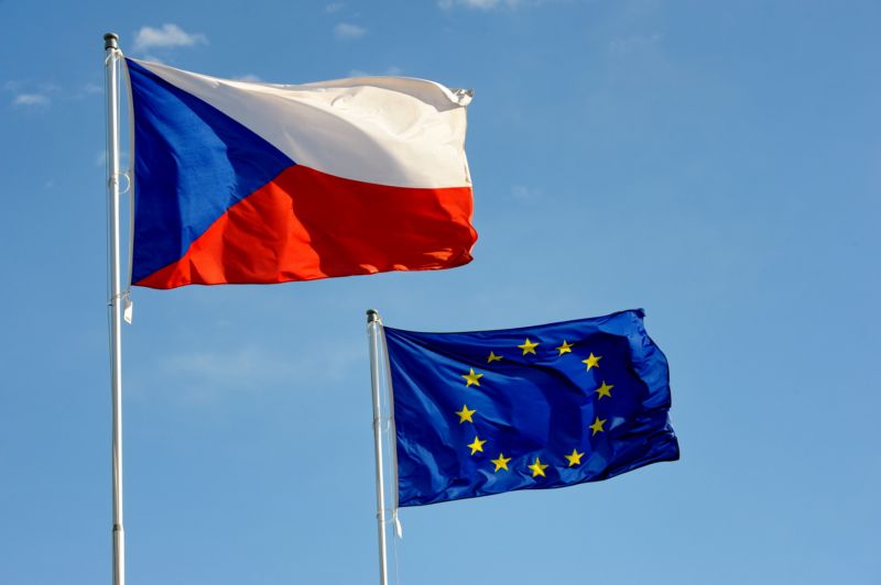 Vlajka České republiky a vlajka Evropské unie.