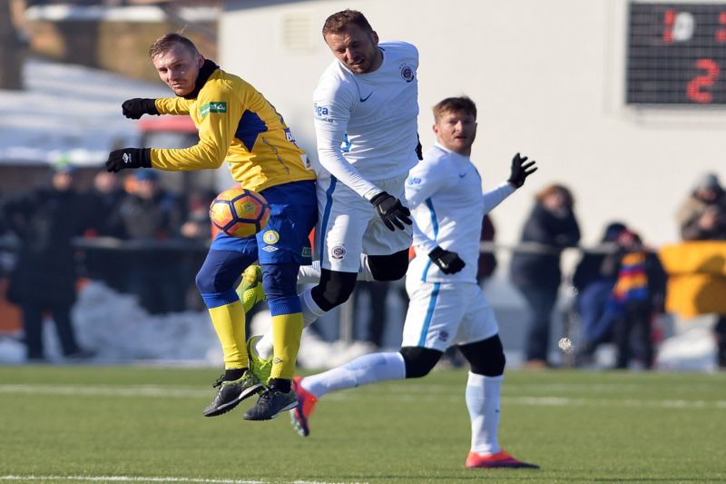 Takhle obránce Sparty Michal Kadlec bojoval v sobotním utkání proti Teplicím s Jakubem Horou. V duelu proti Ružomberoku sice nedal penaltu, s výsledkem a jasnou výhrou svého týmu však přesto mohl být spokojený.