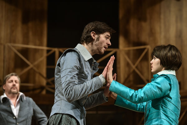 Jan Jedlinský jako Will Shakespeare a Eliška Jansová jako Viola de Lesseps. Jan Jedlinský jako Will Shakespeare a Eliška Jansová jako Viola de Lesseps.