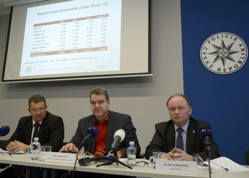 Zleva ředitel Úřadu služby kriminální policie a vyšetřování Michal Foit, náměstek policejního ředitele Jaroslav Vild a ředitel Národní centrály proti organizovanému zločinu Michal Mazánek.