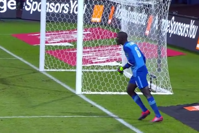 Brankář Senegalu předvedl opravdu nevídanou zdržovací taktiku.