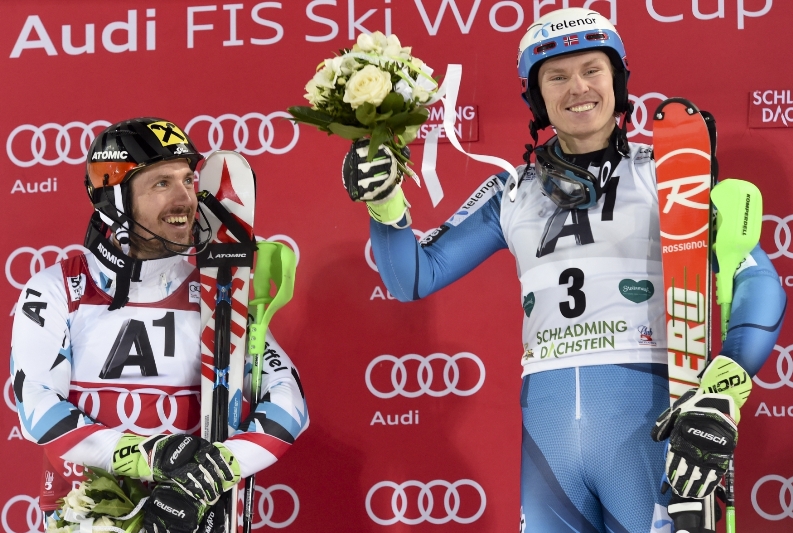 Norský slalomář Henrik Kristoffersen těsně porazil rakouského rivala Marcela Hirschera.