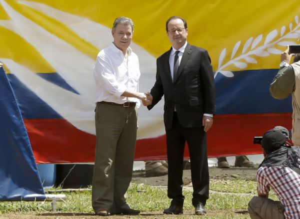 François Hollande (vpravo) s kolumbijským prezidentem Juanem Manuelem Santosem.