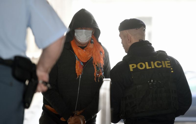 Ústecký krajský soud poslal Pfeifera do vazby za šíření viru HIV. 