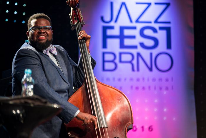 JazzFest hostí několik kapel. 