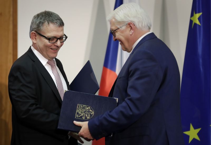 Ministr zahraničí Lubomír Zaorálek (vlevo) a jeho německý protějšek Frank-Walter Steinmeier při setkání v Berlíně.