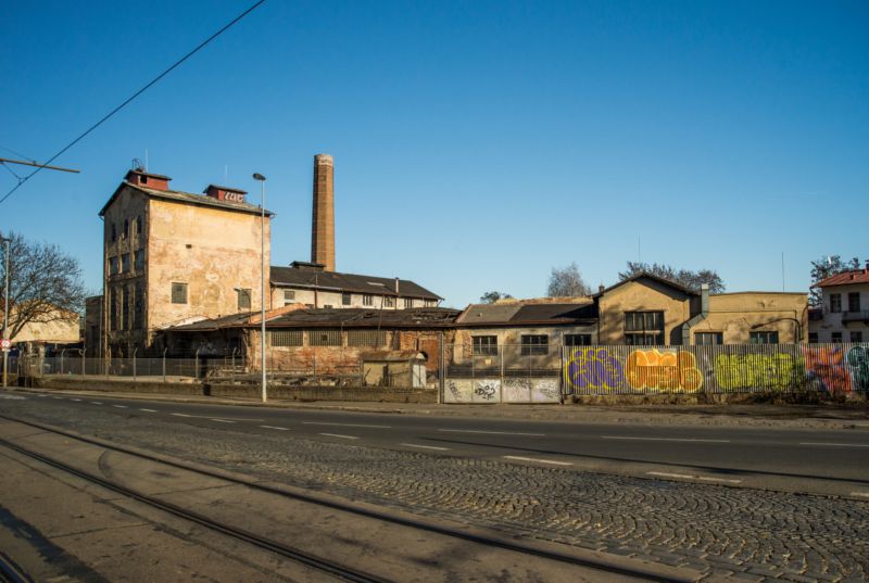Objekt bývalého lihovaru na pražském Smíchově. Od roku 1880 fungovala v areálu továrna na líh a potaš. V roce 1957 byla část tehdy již nefunkční potašovny přestavěna na octárnu. Komplex budov je nevyužitý od roku 2000.