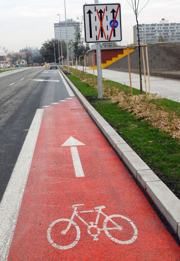 Pobřežní ulice v pražském Karlíně.