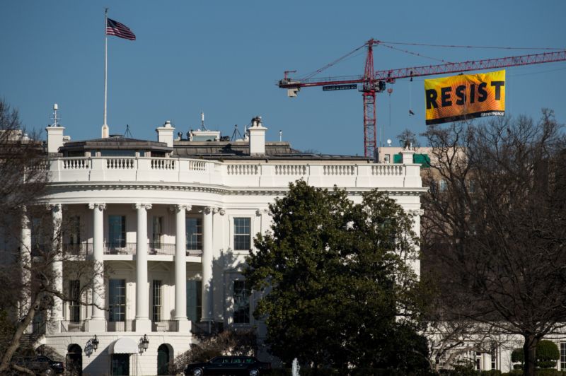 Transparent s výzvou k odporu proti politice prezidenta Donalda Trumpa.