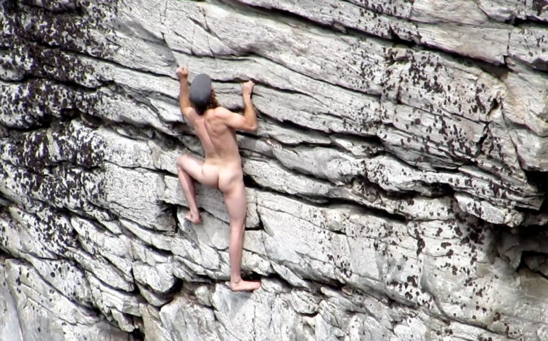 Američan se rozhodl vylézt na horu Shortoff Mountain zcela nahý, jen s čepicí na hlavě.