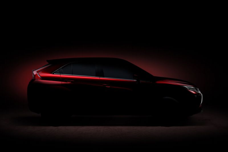 Jen kontury odhaluje první fotografie nového kompaktního SUV značky Mitsubishi.