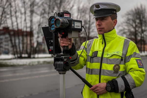 Strážník měřící rychlost vozidel.