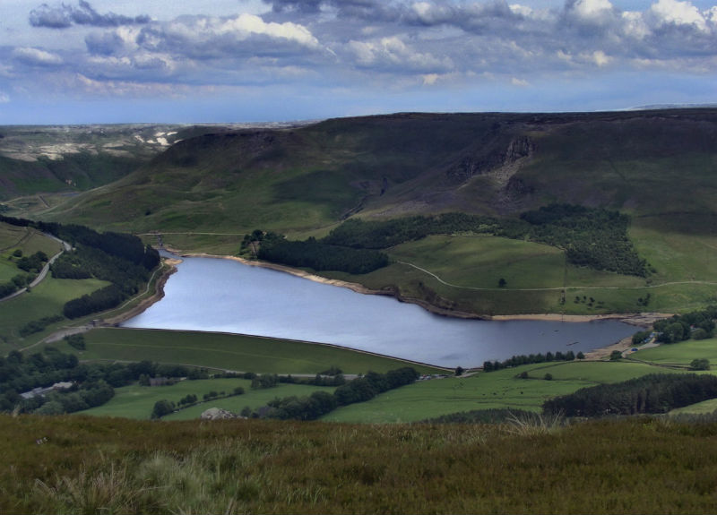 Národní park Dove Stone Reservoir v Anglii.