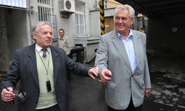 Karel Srp (vlevo) a prezident Miloš Zeman.