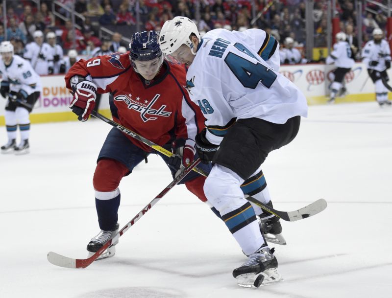 Hokejista Tomáš Hertl v zápase s Washingtonem.