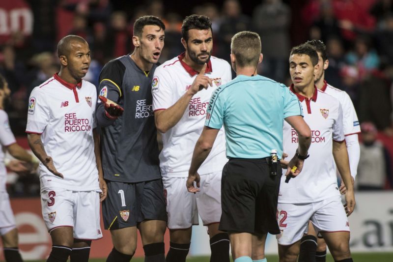 Hráči FC Sevilla v debatě s rozhodčím (ilustrační foto).