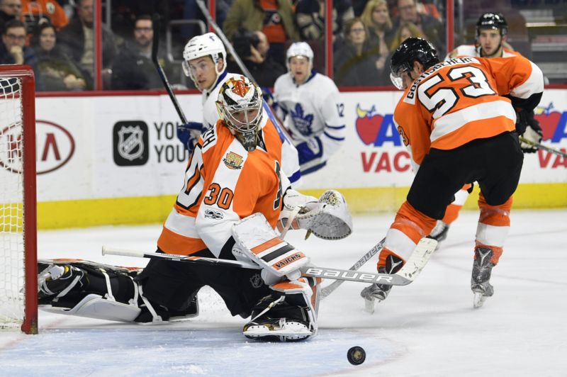 Brankář Michal Neuvirth pomohl Philadelphii.