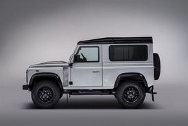 Dvoumiliontý Land Rover Defender byl vydražen v aukci za 400 tisíc liber, v přepočtu téměř 15 milionů korun.