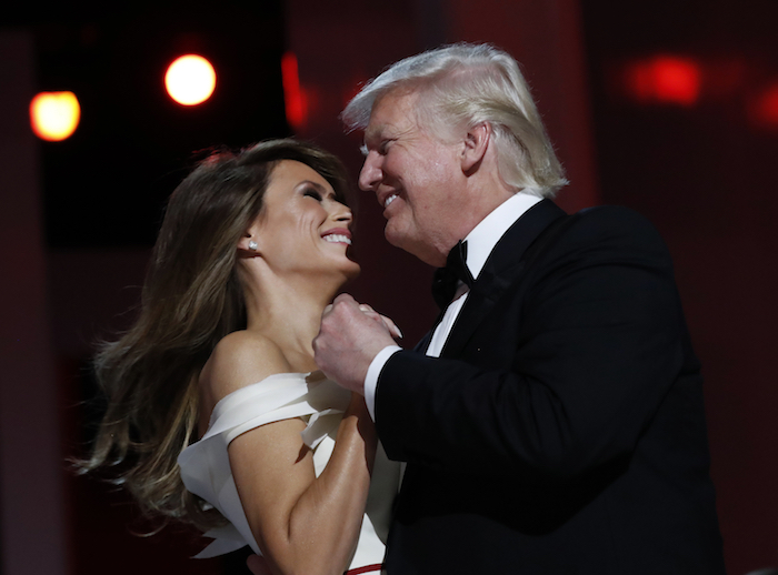 Melania a Donald Trumpovi tančí na inauguraci.